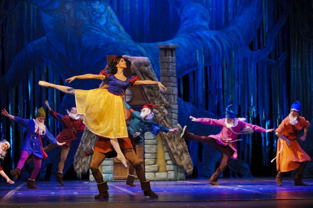 Santa Claus comes to the Opera House with "Snow White and the Seven Dwarfs"
