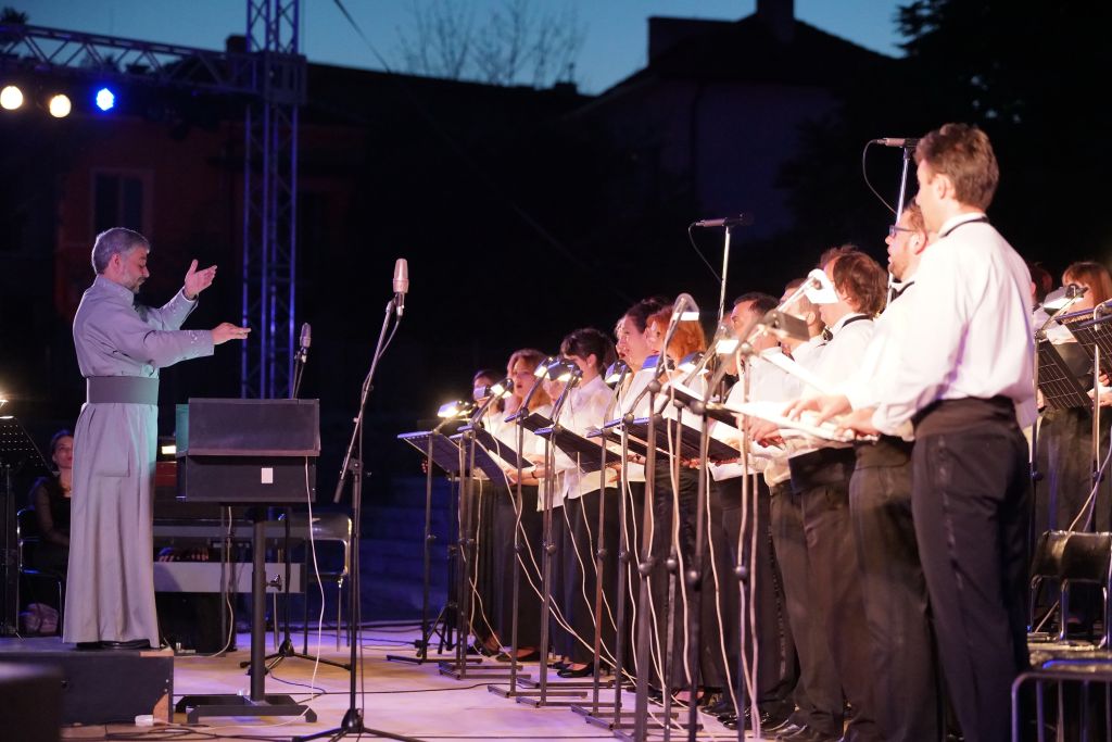Metropolitan Cyprian conducts the "St. Matthew Passion" at the Ancient Forum