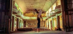 Уникална балетна фотосесия в рушащото се Читалище в Шипка